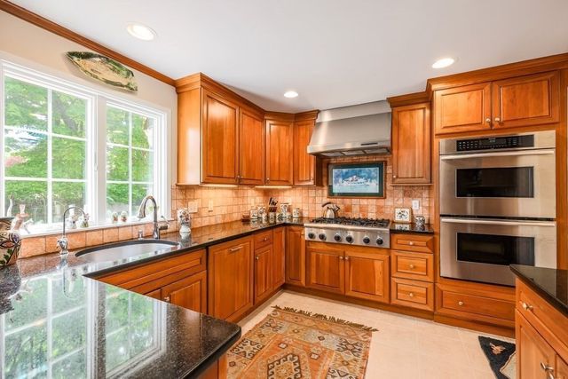 36 Westwood Rd, Shrewsbury, MA 01545