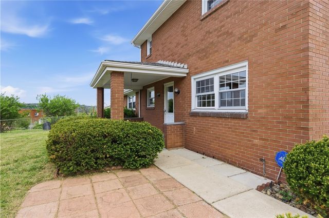 5 Olympia Park Plz, Versailles Boro, PA 15132