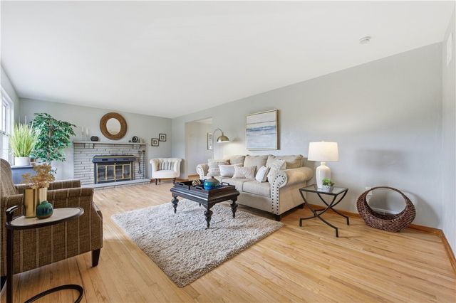 5 Olympia Park Plz, Versailles Boro, PA 15132