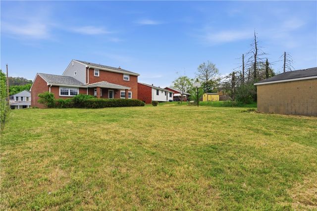 5 Olympia Park Plz, Versailles Boro, PA 15132
