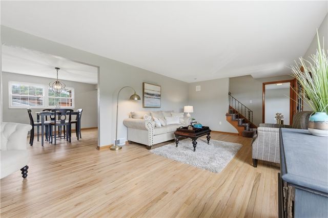 5 Olympia Park Plz, Versailles Boro, PA 15132