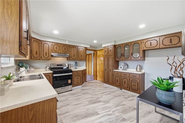 5 Olympia Park Plz, Versailles Boro, PA 15132