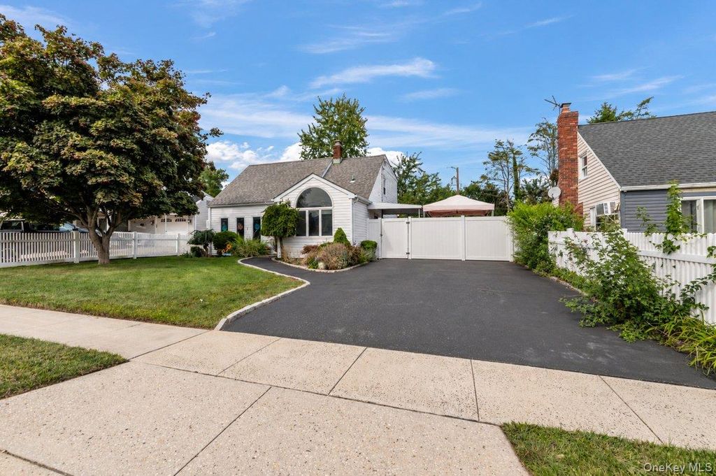 61 Hollyhock Road, Levittown, NY 11756 — photo 2
