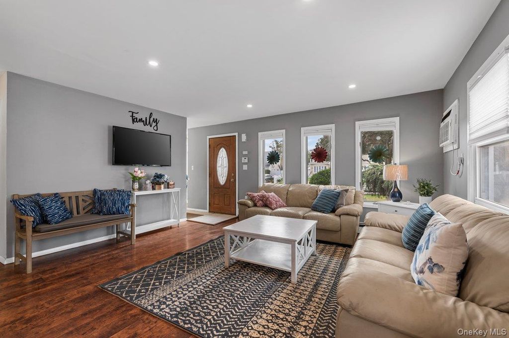 61 Hollyhock Road, Levittown, NY 11756 — photo 5