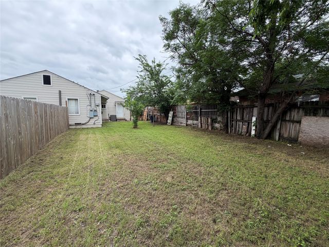 2125 Grayson Avenue, Fort Worth, TX 76106