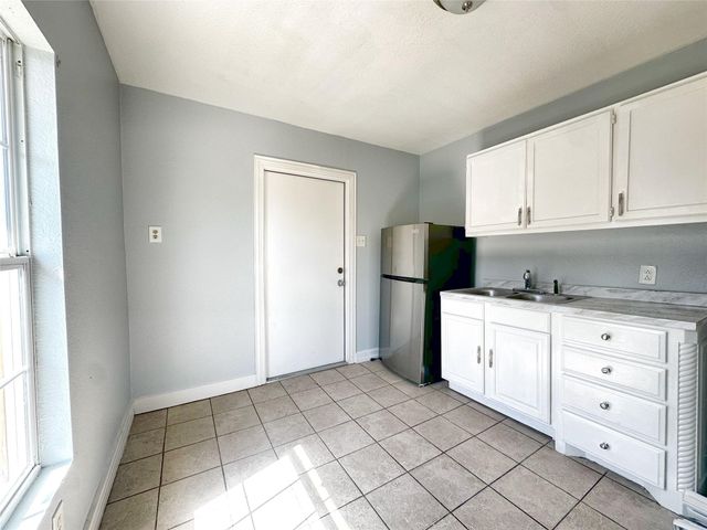 2125 Grayson Avenue, Fort Worth, TX 76106