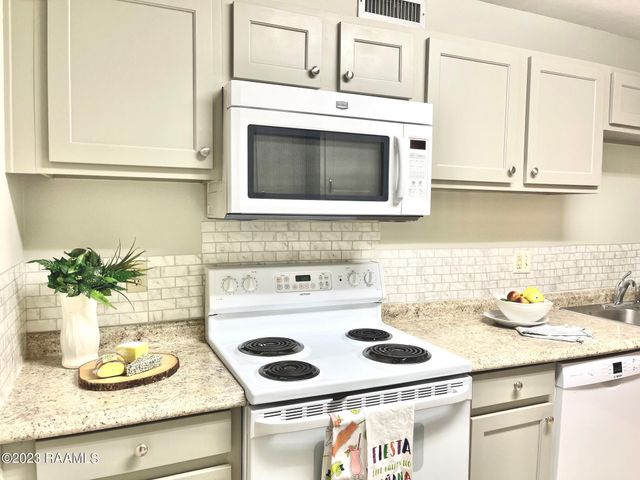 701 S College Road Apt 214, Lafayette, LA 70503