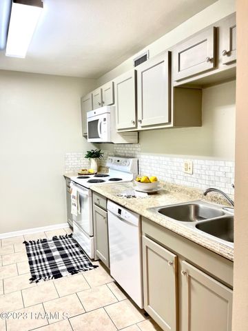 701 S College Road Apt 214, Lafayette, LA 70503