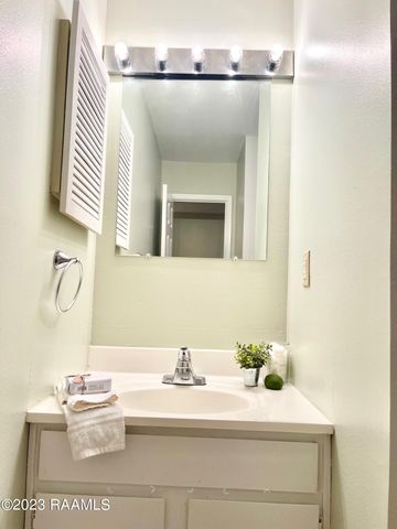 701 S College Road Apt 214, Lafayette, LA 70503
