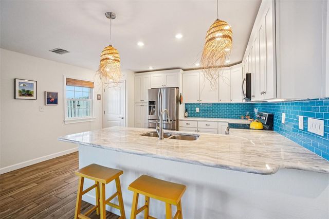 4822 COQUINA KEY DRIVE SE B, St Petersburg, FL 33705