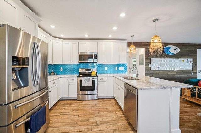 4822 COQUINA KEY DRIVE SE B, St Petersburg, FL 33705