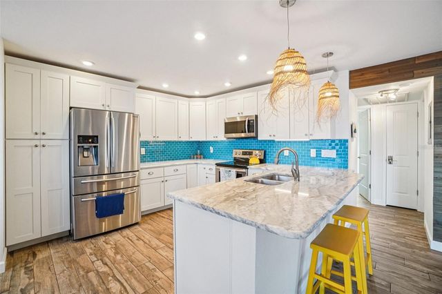 4822 COQUINA KEY DRIVE SE B, St Petersburg, FL 33705