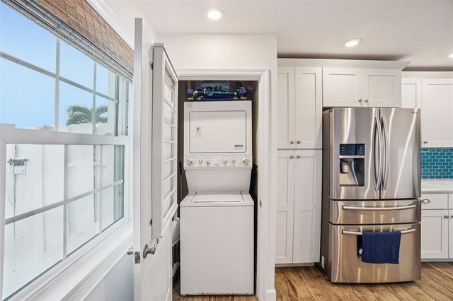 4822 COQUINA KEY DRIVE SE B, St Petersburg, FL 33705