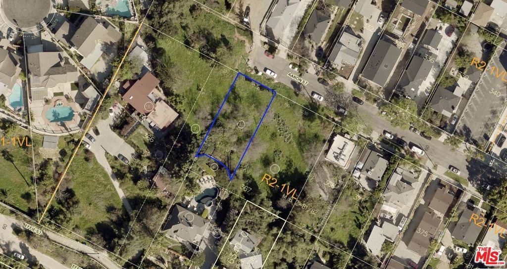 Image 6 of property listing at 2252 Aaron Street, Los Angeles, CA 90026