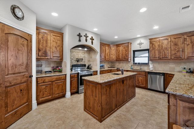 1076 SADDLEBACK RIDGE TRL, Bandera, TX 78003