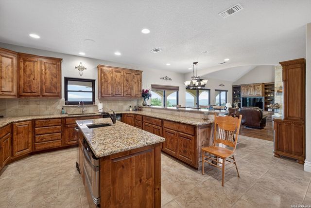 1076 SADDLEBACK RIDGE TRL, Bandera, TX 78003