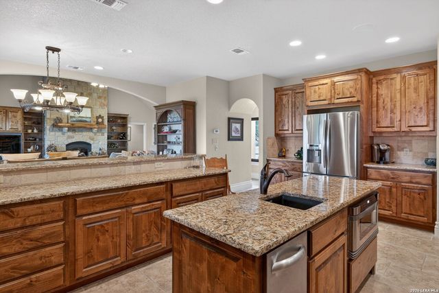 1076 SADDLEBACK RIDGE TRL, Bandera, TX 78003