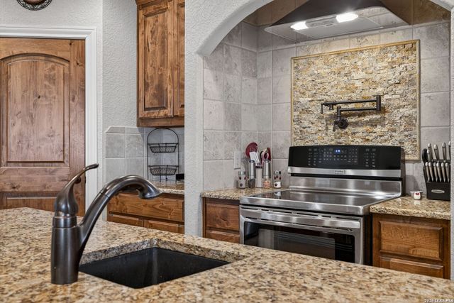 1076 SADDLEBACK RIDGE TRL, Bandera, TX 78003