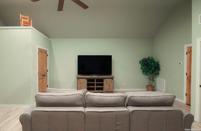 1076 SADDLEBACK RIDGE TRL, Bandera, TX 78003