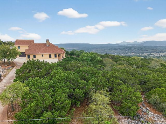 1076 SADDLEBACK RIDGE TRL, Bandera, TX 78003