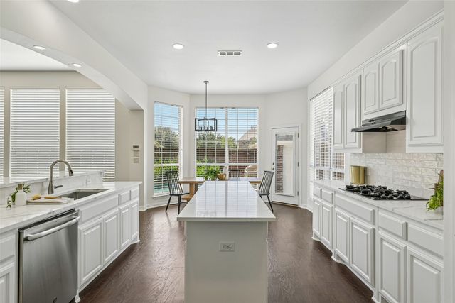 1045 Sir Lancelot Circle, Lewisville, TX 75056