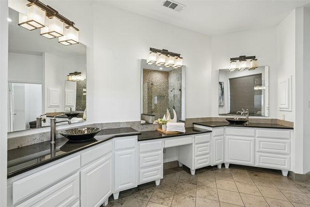 1045 Sir Lancelot Circle, Lewisville, TX 75056