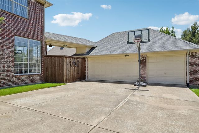 1045 Sir Lancelot Circle, Lewisville, TX 75056