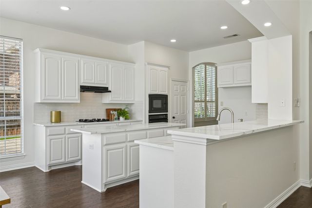 1045 Sir Lancelot Circle, Lewisville, TX 75056