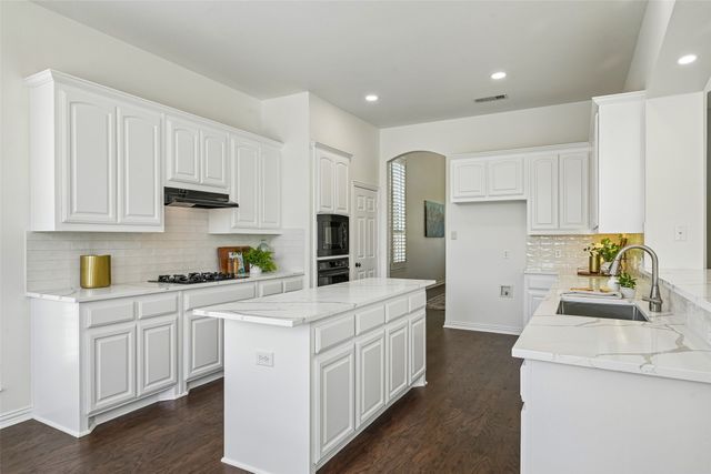 1045 Sir Lancelot Circle, Lewisville, TX 75056