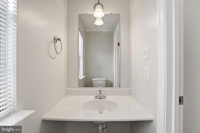 6112-B HOSKINS HOLLOW CIR, Centreville, VA 20121