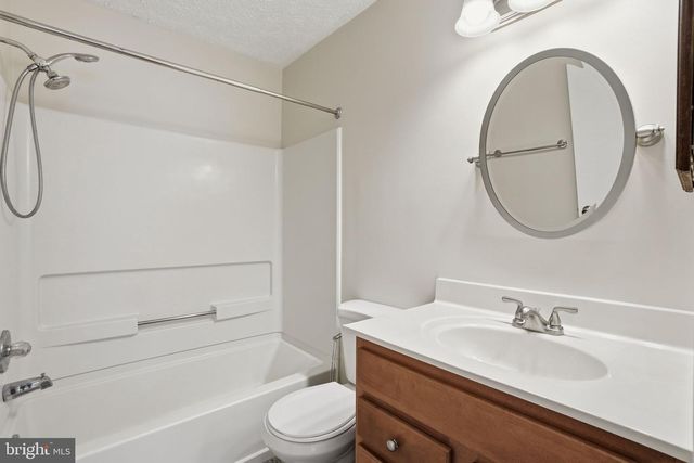 6112-B HOSKINS HOLLOW CIR, Centreville, VA 20121