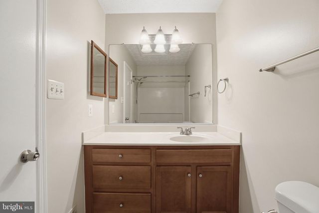 6112-B HOSKINS HOLLOW CIR, Centreville, VA 20121