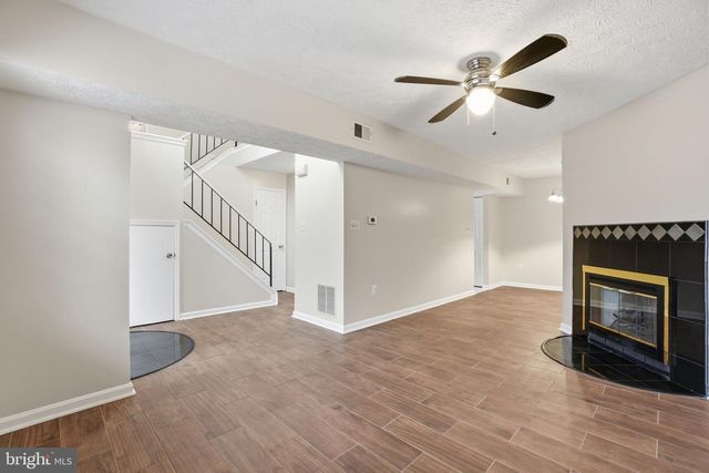 6112-B HOSKINS HOLLOW CIR, Centreville, VA 20121