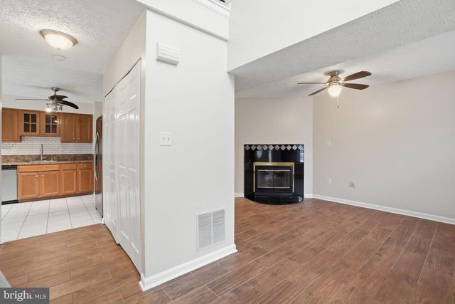 6112-B HOSKINS HOLLOW CIR, Centreville, VA 20121