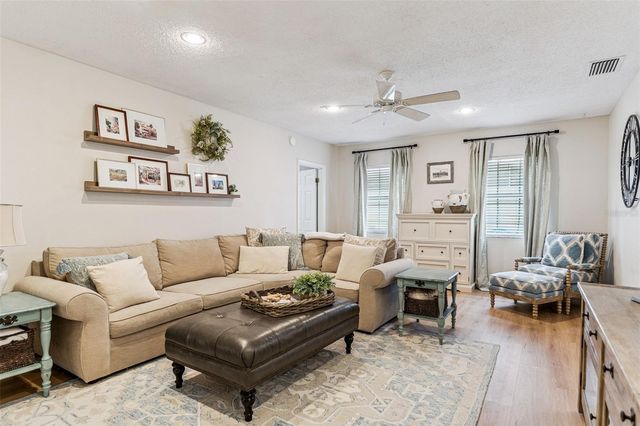 4017 W DE LEON STREET, Tampa, FL 33609