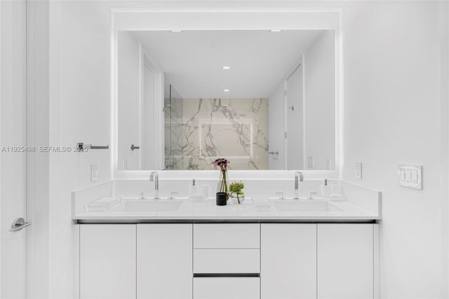 100 S Pointe Dr TH-13, Miami Beach, FL 33139