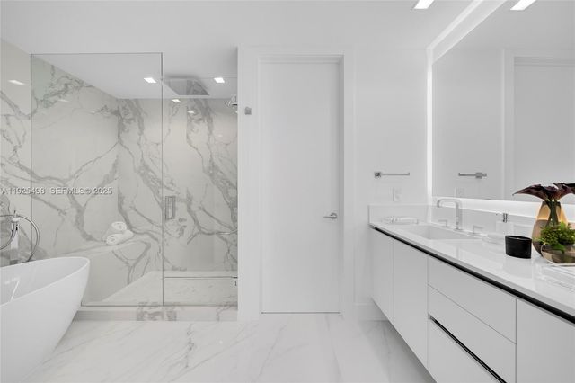 100 S Pointe Dr TH-13, Miami Beach, FL 33139