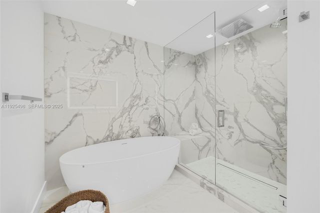 100 S Pointe Dr TH-13, Miami Beach, FL 33139