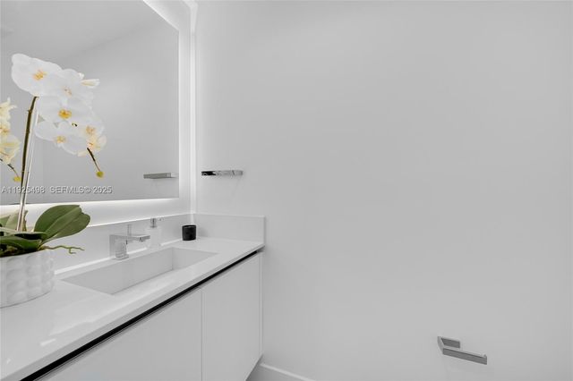 100 S Pointe Dr TH-13, Miami Beach, FL 33139