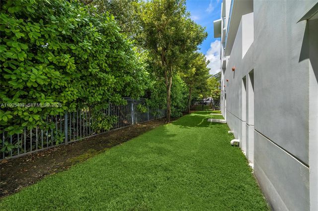 100 S Pointe Dr TH-13, Miami Beach, FL 33139