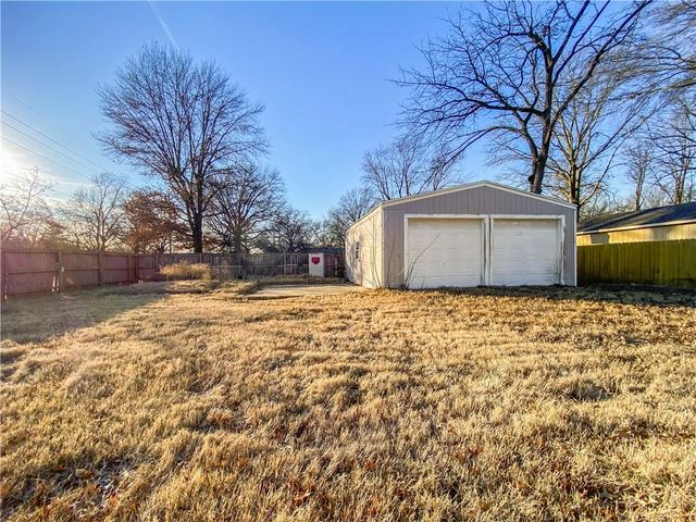 11426 Applewood Drive, Kansas City, MO 64134