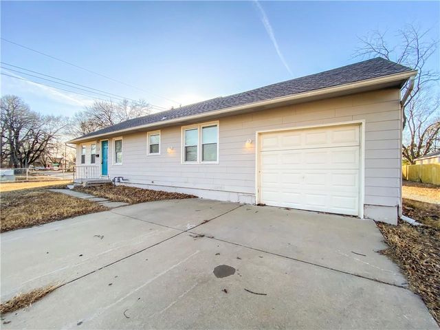 11426 Applewood Drive, Kansas City, MO 64134