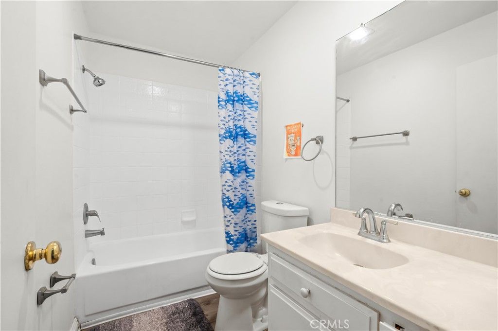 Image 12 of property listing at 4505 California 402, Long Beach, CA 90807