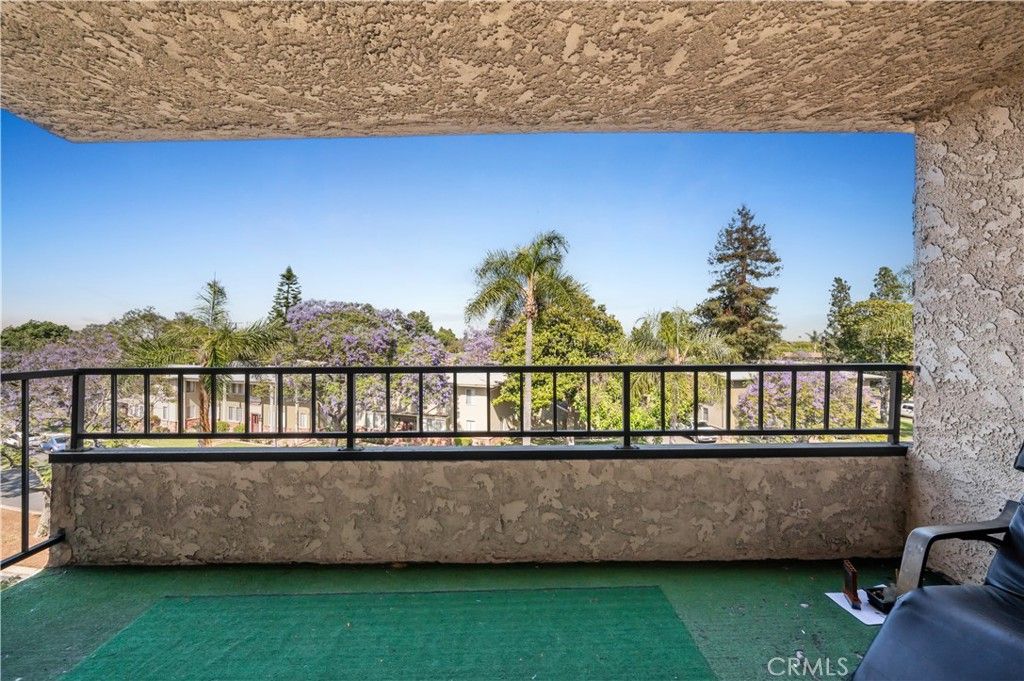 Image 14 of property listing at 4505 California 402, Long Beach, CA 90807