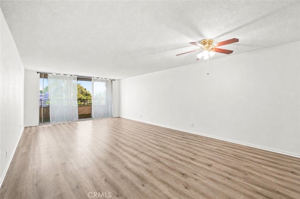 Image 21 of property listing at 4505 California 402, Long Beach, CA 90807