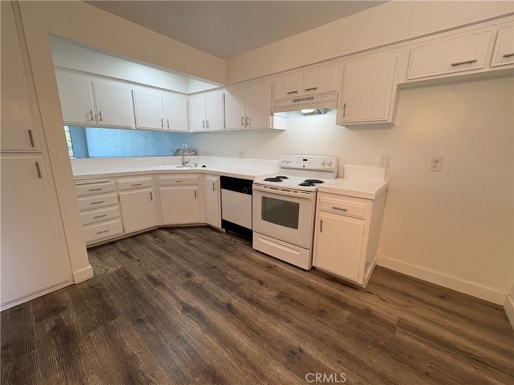 Image 4 of property listing at 4505 California 402, Long Beach, CA 90807