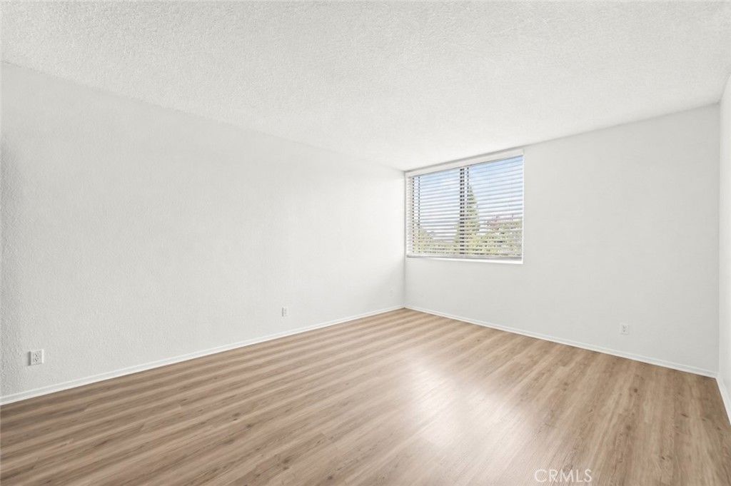 Image 5 of property listing at 4505 California 402, Long Beach, CA 90807