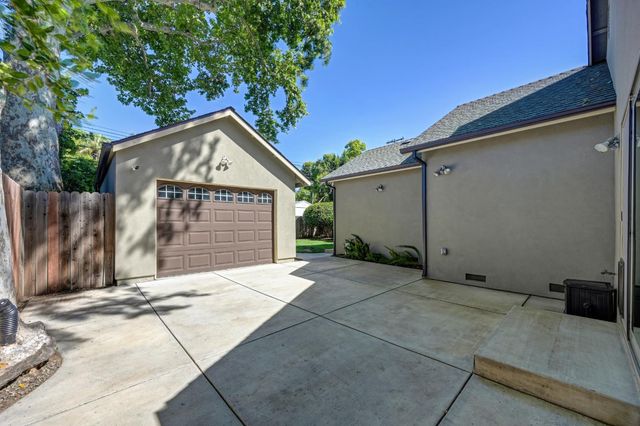 1865 44th St, Sacramento, CA 95819