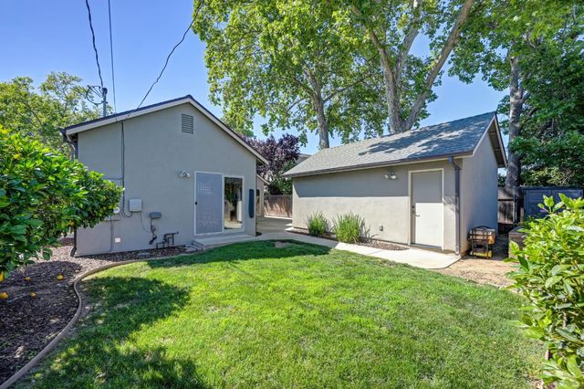 1865 44th St, Sacramento, CA 95819