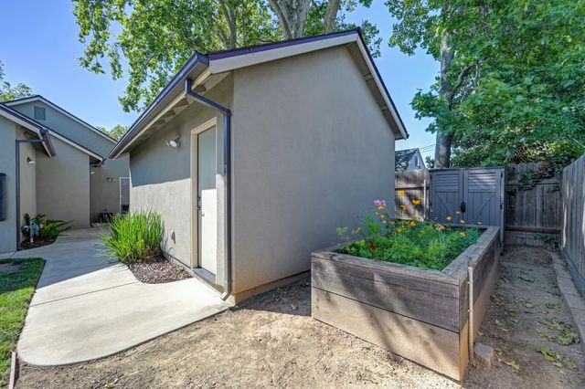 1865 44th St, Sacramento, CA 95819